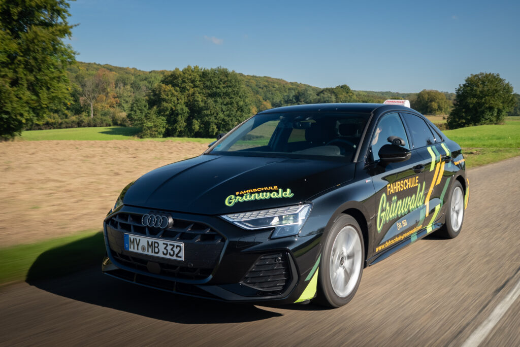 Fahrschule Grünwald in Vallendar – modernes Fahrschulauto auf Landstraße im Einsatz